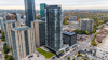 Vue aérienne de Pivot, une tour résidentielle locative de 36 étages et 361 logements située à North York, à Toronto.
