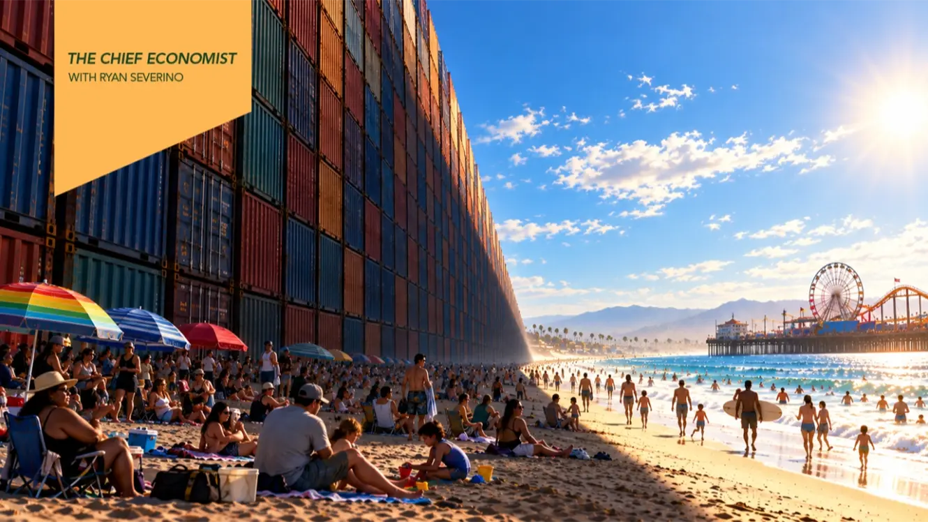 Une plage bondée longe un immense mur de conteneurs maritimes empilés qui s’étend jusqu’à l’horizon, avec la jetée de Santa Monica et sa grande roue à l’arrière-plan. Une bannière jaune dans le coin supérieur gauche affiche « The Chief Economist with Ryan Severino ».